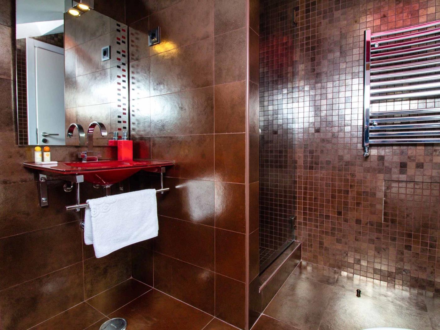 Bathroom serving the upper duplex bedroom at Dunas Salgados Apartment