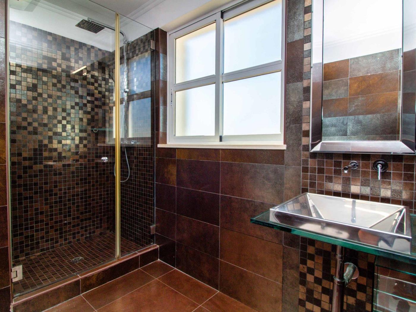 Spacious bathroom with walk-in shower at Dunas Salgados Apartment