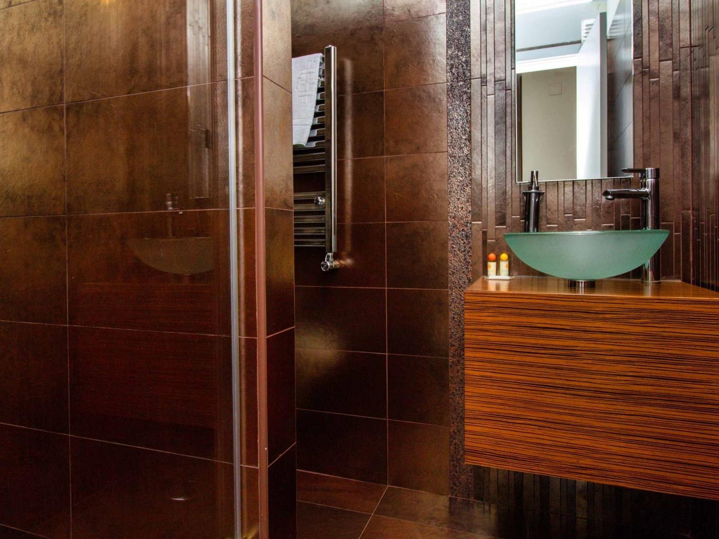 Bathroom beside the second ground-floor bedroom at Dunas Salgados Apartment